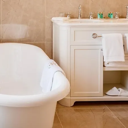 Abbaye De Villeneuve 4*