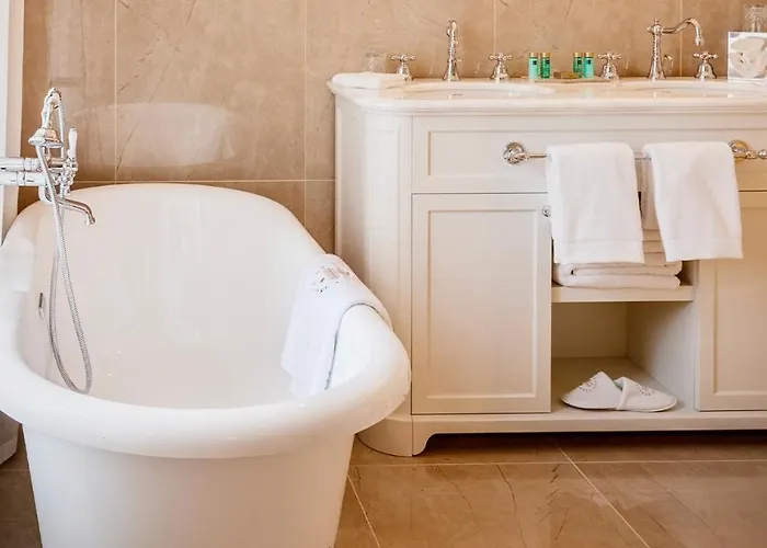 Abbaye De Villeneuve 4*